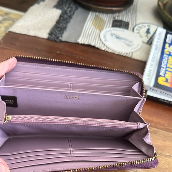 Coach Purple Wallet with Elegant Leather Design - Picture 3 of 5